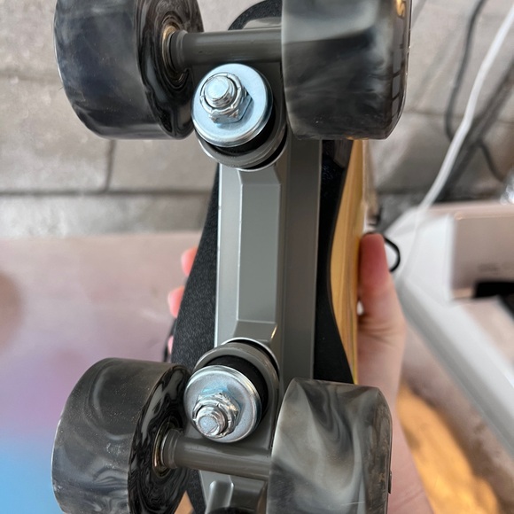 New gold holographic skates with pads - Picture 5 of 7